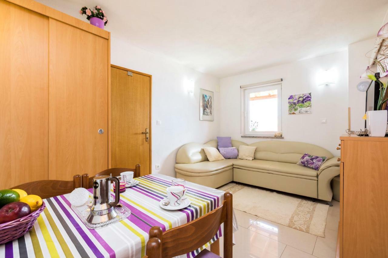 And Roberto B. Apartment *
