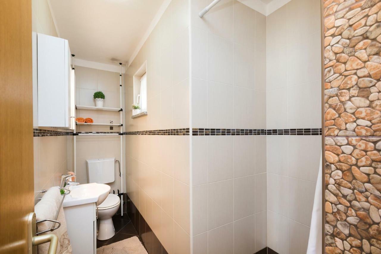 And Roberto B. Apartment Valun