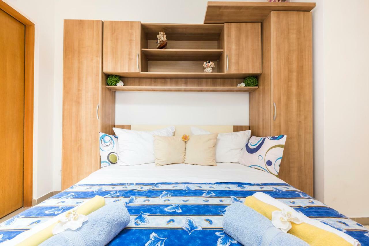 And Roberto B. Apartment Valun